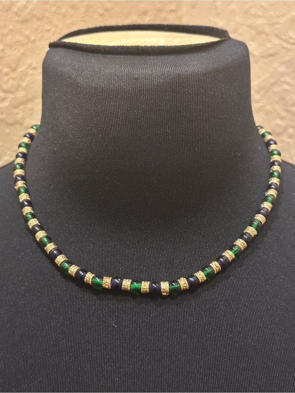 THIS IS A LADIES MURANO GLASS NECKLACE MEASURING 17” IN LENGTH, 6” WHEN WORN.  I